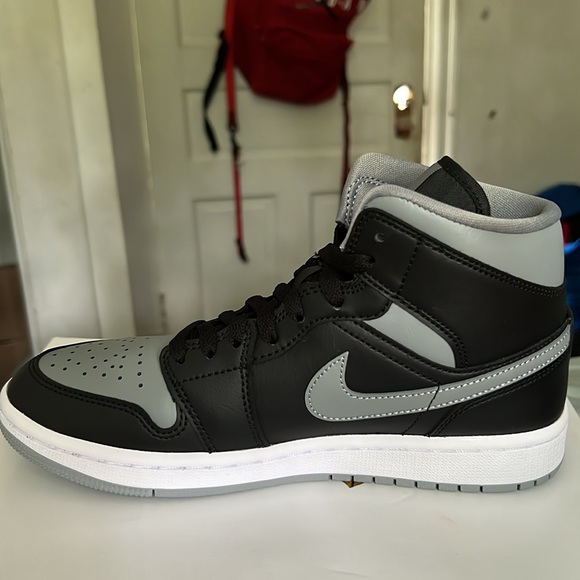 Women size 7.5 Jordan 1 MID - Picture 4 of 6